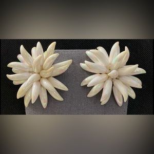 Vintage 80’s White floral clip on earrings